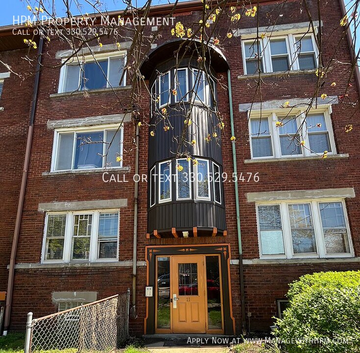 11 S Highland Ave in Akron, OH - Building Photo
