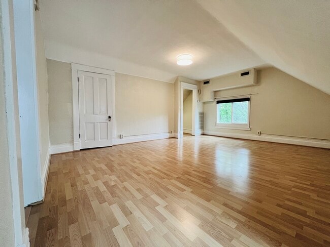 304 Cedar Lake Rd S, Unit 3 in Minneapolis, MN - Building Photo - Building Photo