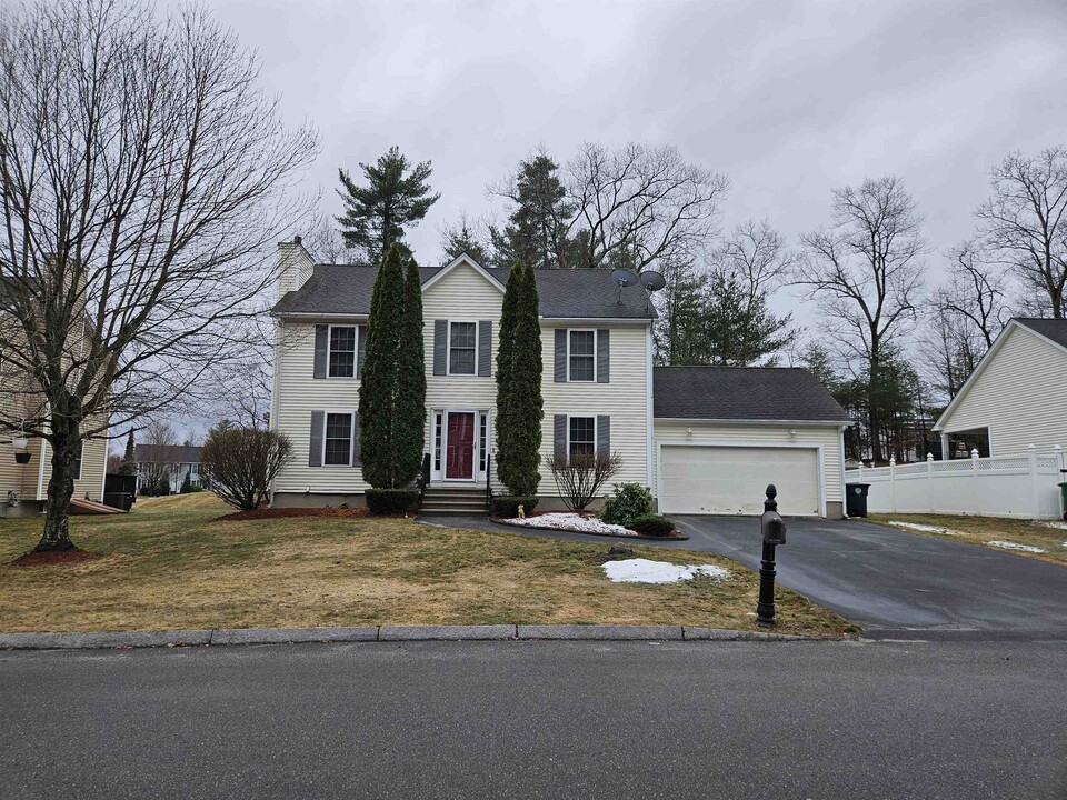 9 Hibiscus Way in Nashua, NH - Building Photo