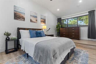 719 NE 36th St in Oakland Park, FL - Foto de edificio - Building Photo