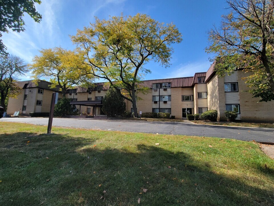 810 E Shady Way, Unit 102 in Arlington Heights, IL - Building Photo