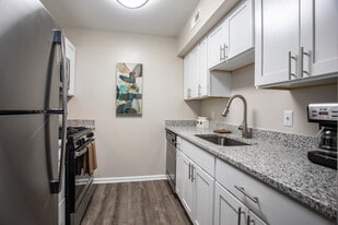 Country Club Apartments in Williamsburg, VA - Building Photo