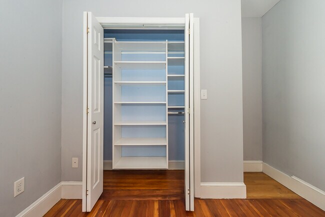 46 Hobson St, Unit 1 in Boston, MA - Foto de edificio - Building Photo