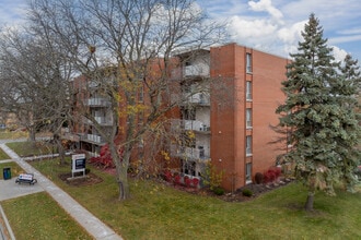 Spanish Trio in Windsor, ON - Building Photo - Building Photo