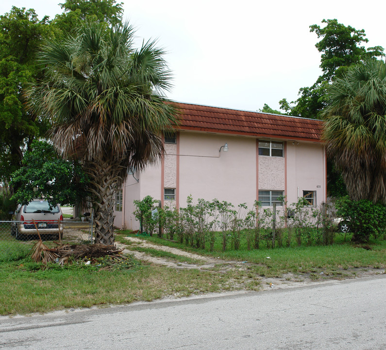 675 NE 166th St in Miami, FL - Building Photo