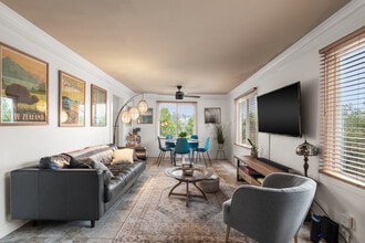 724 Robinson St in Los Angeles, CA - Building Photo - Building Photo