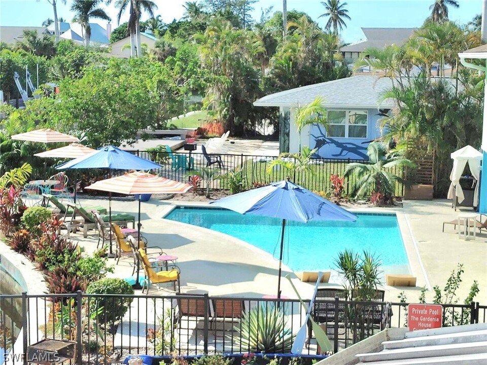 2840 Shoreview Dr in Naples, FL - Foto de edificio