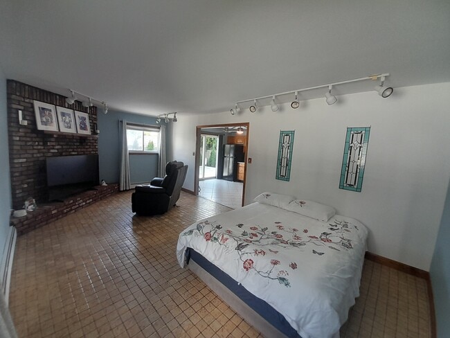 198 Oak Neck Rd in West Islip, NY - Foto de edificio - Building Photo