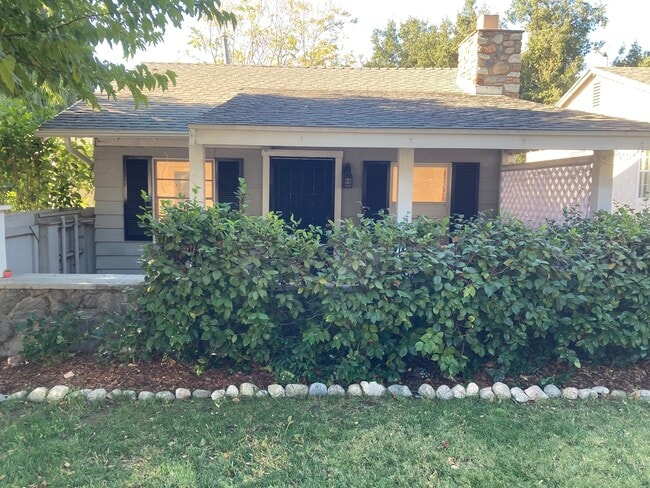 3226 Montrose Ave, Unit B in Glendale, CA - Foto de edificio - Building Photo