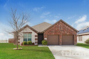 215 Saddlebrook Ln in Waxahachie, TX - Building Photo