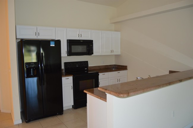 823 SW 32nd Terrace-Unit -1 in Cape Coral, FL - Foto de edificio - Building Photo