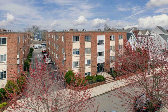 Central Court Condominiums in Everett, MA - Foto de edificio - Primary Photo