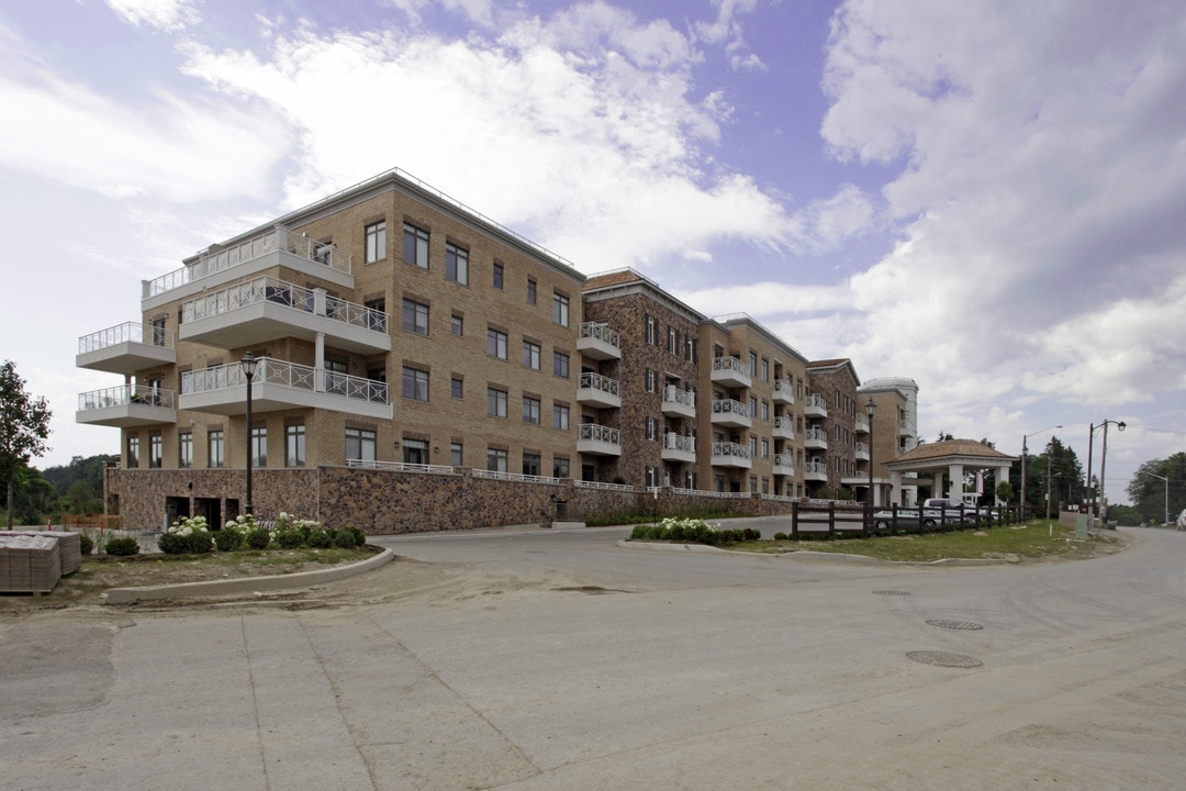 Spring Hill Condos in King, ON - Building Photo