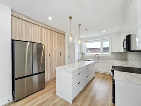 1902 Grand Oaks Dr SW in Calgary, AB - Building Photo