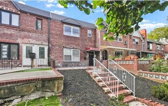 48-30 64th St in Queens, NY - Building Photo - Building Photo
