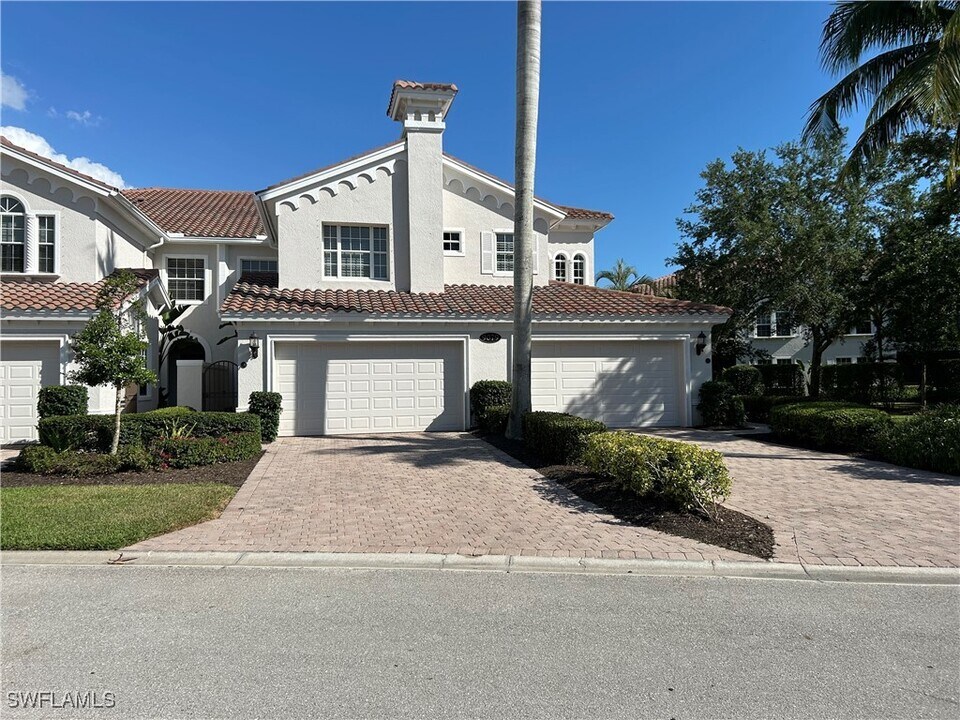 9079 Cascada Way in Naples, FL - Foto de edificio