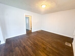 136 W 37th St in Indianapolis, IN - Building Photo - Building Photo
