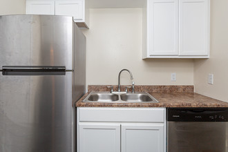 Cedarwood Apartment - All utilities included! in Baton Rouge, LA - Building Photo - Interior Photo