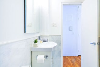 149 E 62nd St in New York, NY - Building Photo - Building Photo