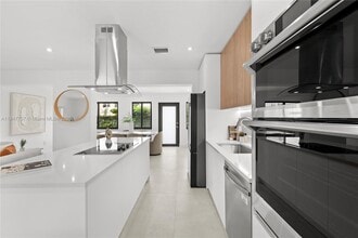 8246 NE 2nd Ct in Miami, FL - Foto de edificio - Building Photo
