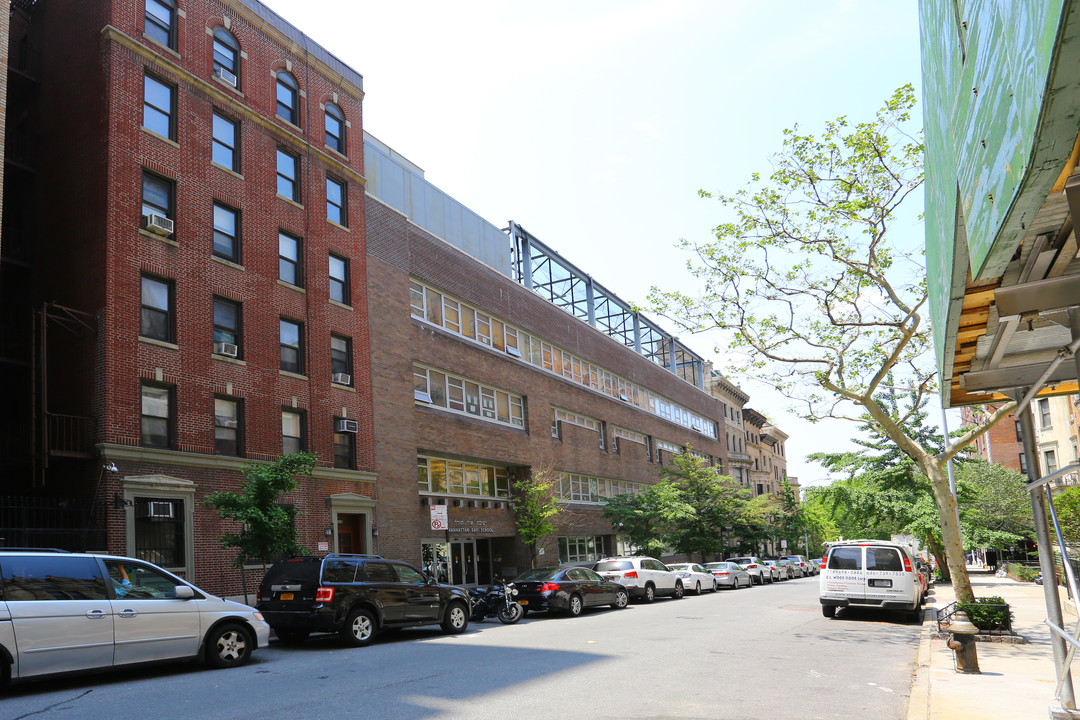 310 W 75th St in New York, NY - Building Photo