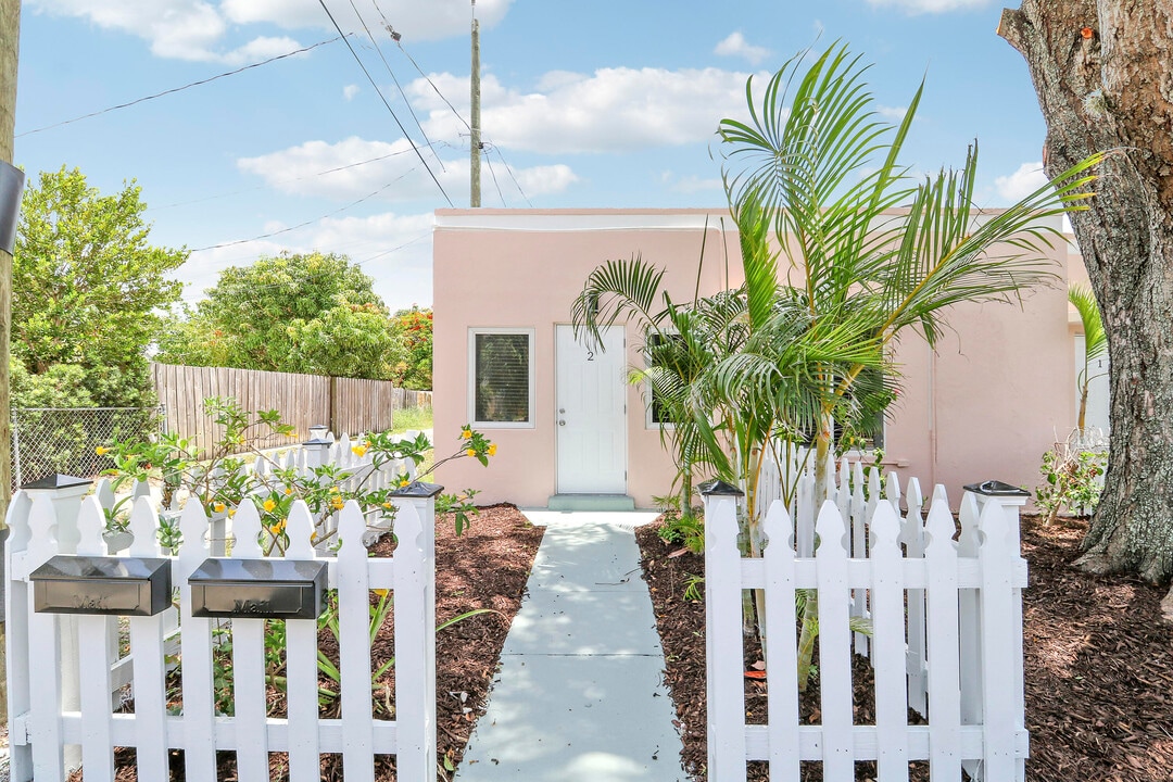 711 4th Ave S in Lake Worth Beach, FL - Building Photo