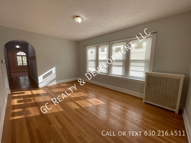 7512 N Claremont Ave-Unit -Unit 2 in Chicago, IL - Foto de edificio - Building Photo