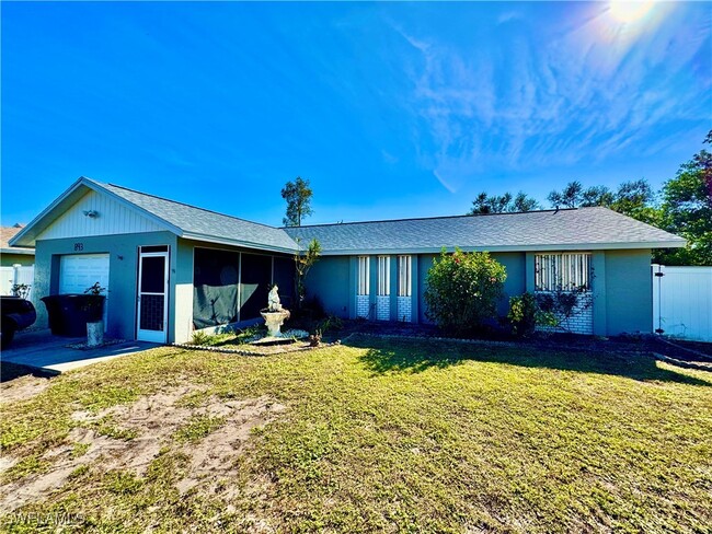 893 Ridgeway Dr in North Fort Myers, FL - Building Photo - Building Photo