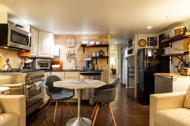 130 S Cortez St, Unit Japoolzzi Suite