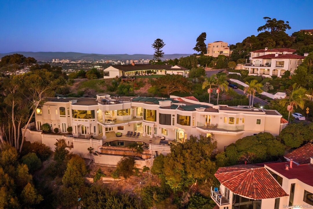 7356 Brodiaea Way in San Diego, CA - Foto de edificio