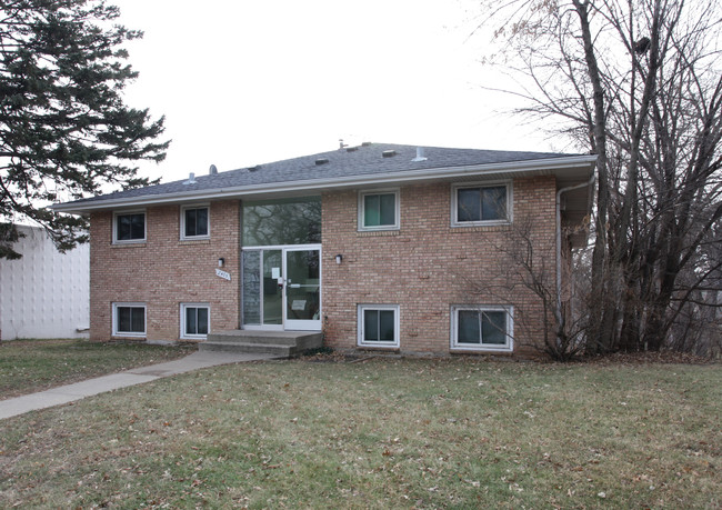 2405 W 66th St in Richfield, MN - Foto de edificio - Building Photo