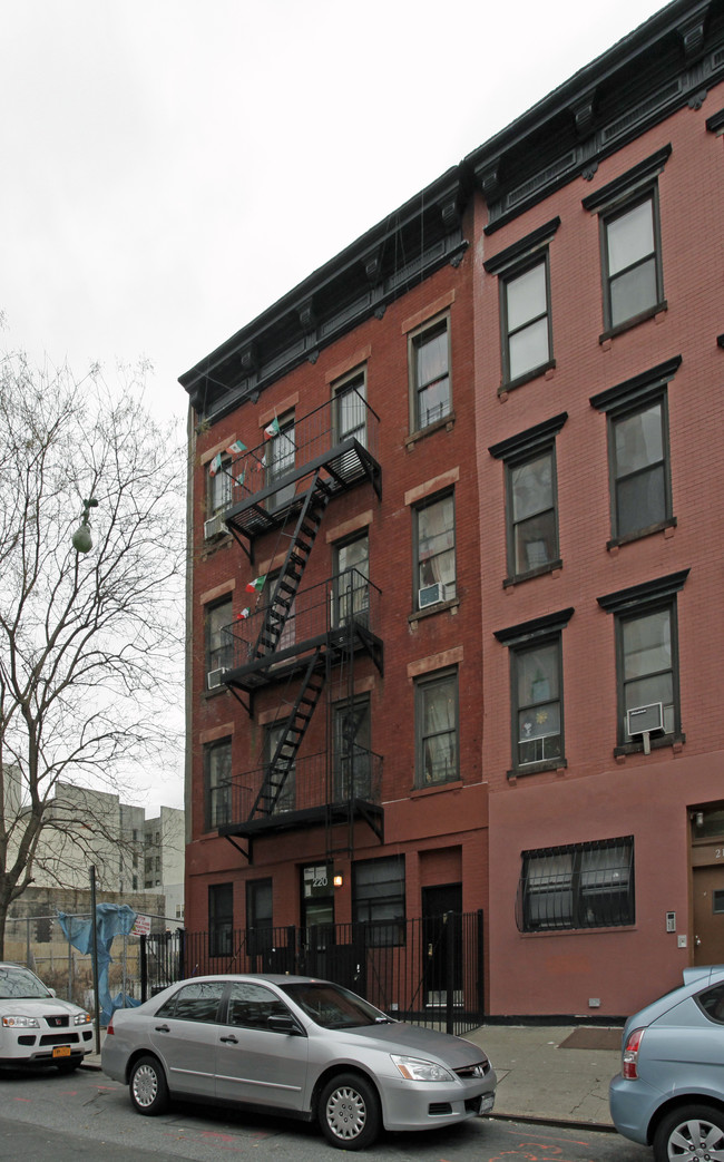 220 E 111th St in New York, NY - Foto de edificio - Building Photo