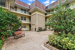 5570 Tamberlane Cir in Palm Beach Gardens, FL - Building Photo