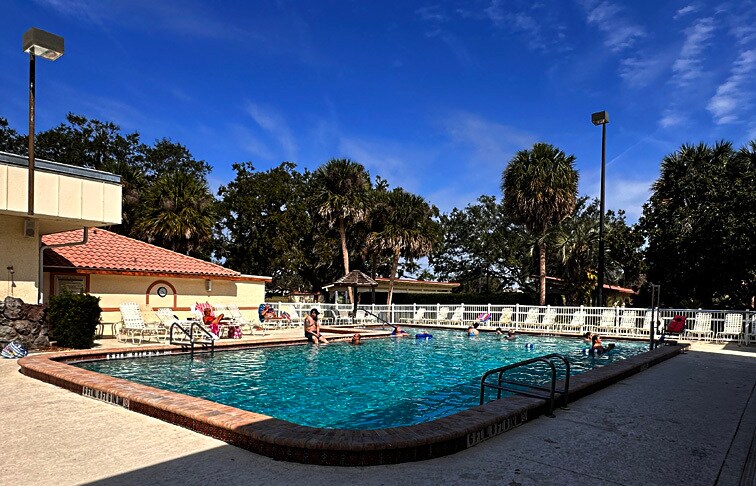 1540 Hillcrest Dr in Lady Lake, FL - Foto de edificio