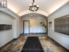 459 Kerr St in Oakville, ON - Building Photo - Building Photo