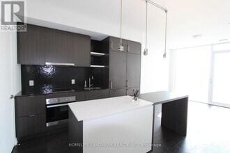 100 Harbour St in Toronto, ON - Building Photo - Building Photo