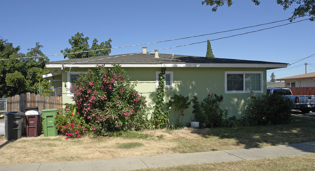 849 Longwood Ave in Hayward, CA - Foto de edificio - Building Photo