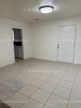 120 Ellen Ave in Modesto, CA - Foto de edificio - Building Photo