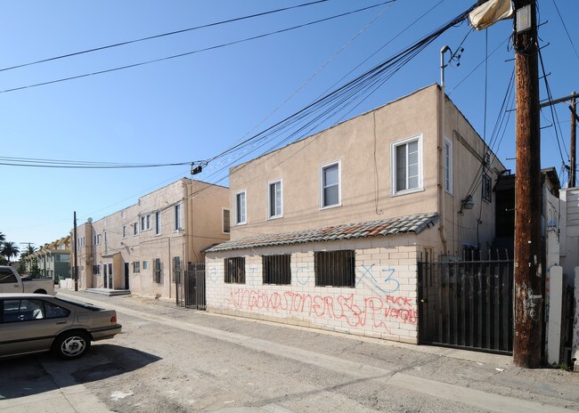 1015 Leighton Ave in Los Angeles, CA - Building Photo - Building Photo