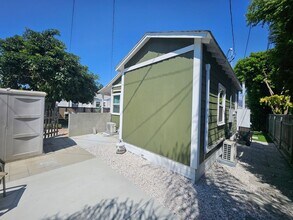 2614 W Chandler Blvd in Burbank, CA - Building Photo - Building Photo