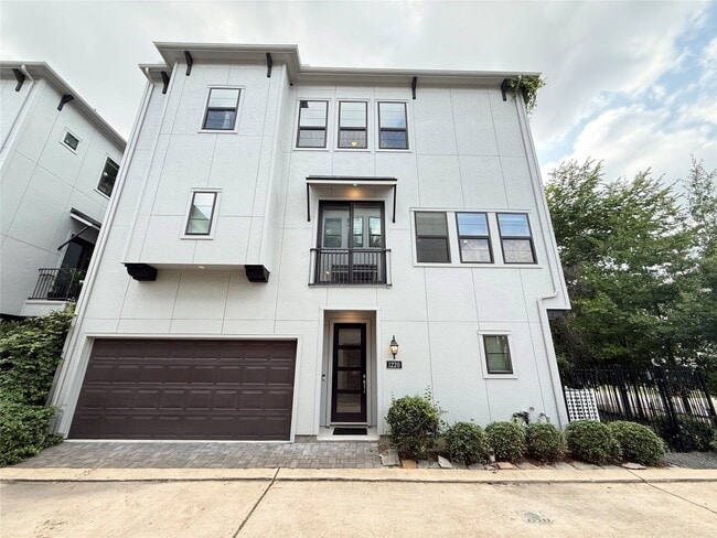 1220 W 25th St