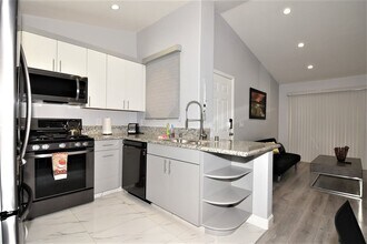 5415 W Harmon Ave in Las Vegas, NV - Building Photo - Building Photo