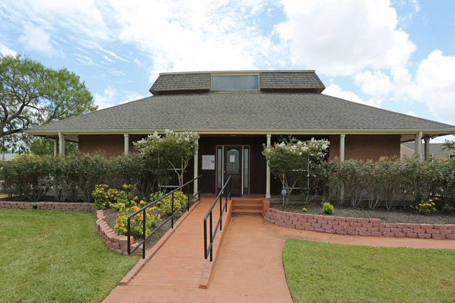 Indigo Apartments in Corpus Christi, TX - Building Photo - Building Photo