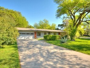 2600 Twin Oaks Dr in Austin, TX - Building Photo - Building Photo