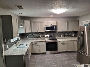 604 Maple St in Denham Springs, LA - Foto de edificio - Building Photo