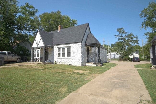 property at 613 E Xyler St