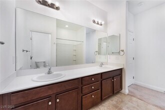 8472 Garside Dr in Las Vegas, NV - Foto de edificio - Building Photo