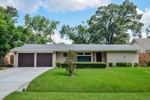 10050 Haddington Dr in Houston, TX - Building Photo