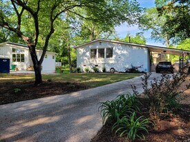 1102 Greenbriar Cir in Decatur, GA - Building Photo