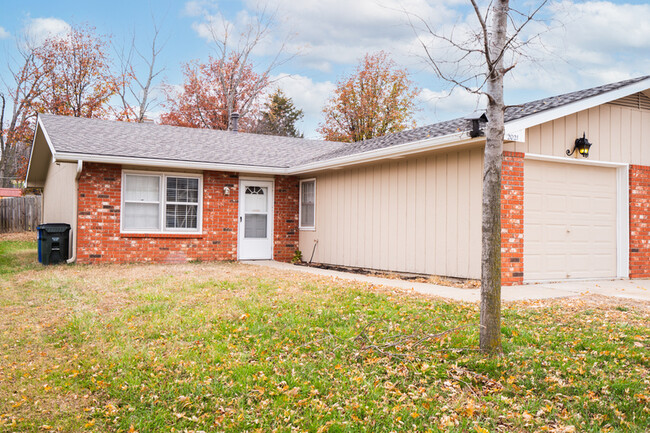 2019-2021 Heatherwood Dr in Lawrence, KS - Building Photo - Building Photo